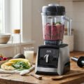 Professionel blender på køkkenbord klar til brug