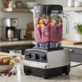 Professionel blender med højt wattal blender frosne bær på køkkenbord
